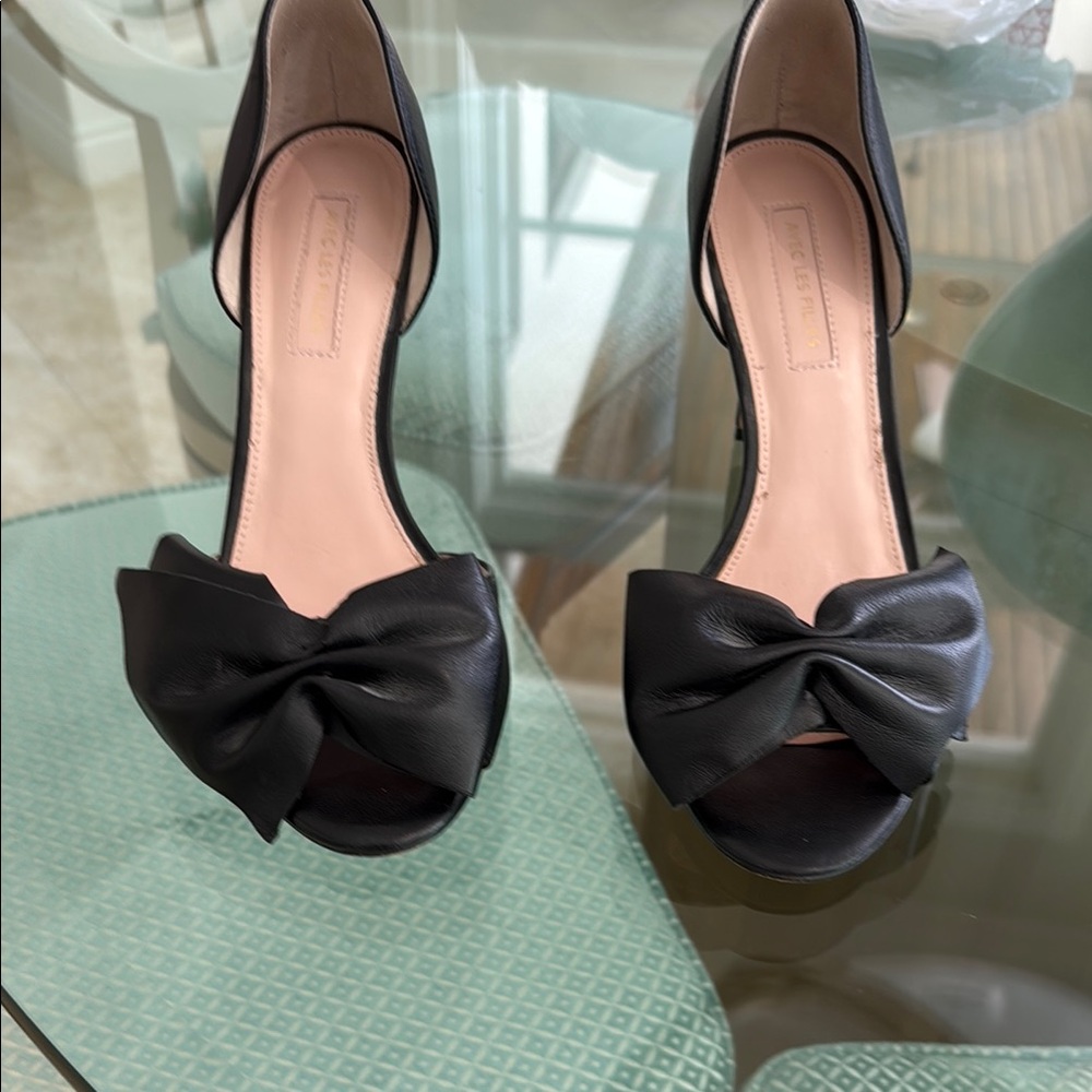 Black High Heeled Pumps with Elegant Bow Design